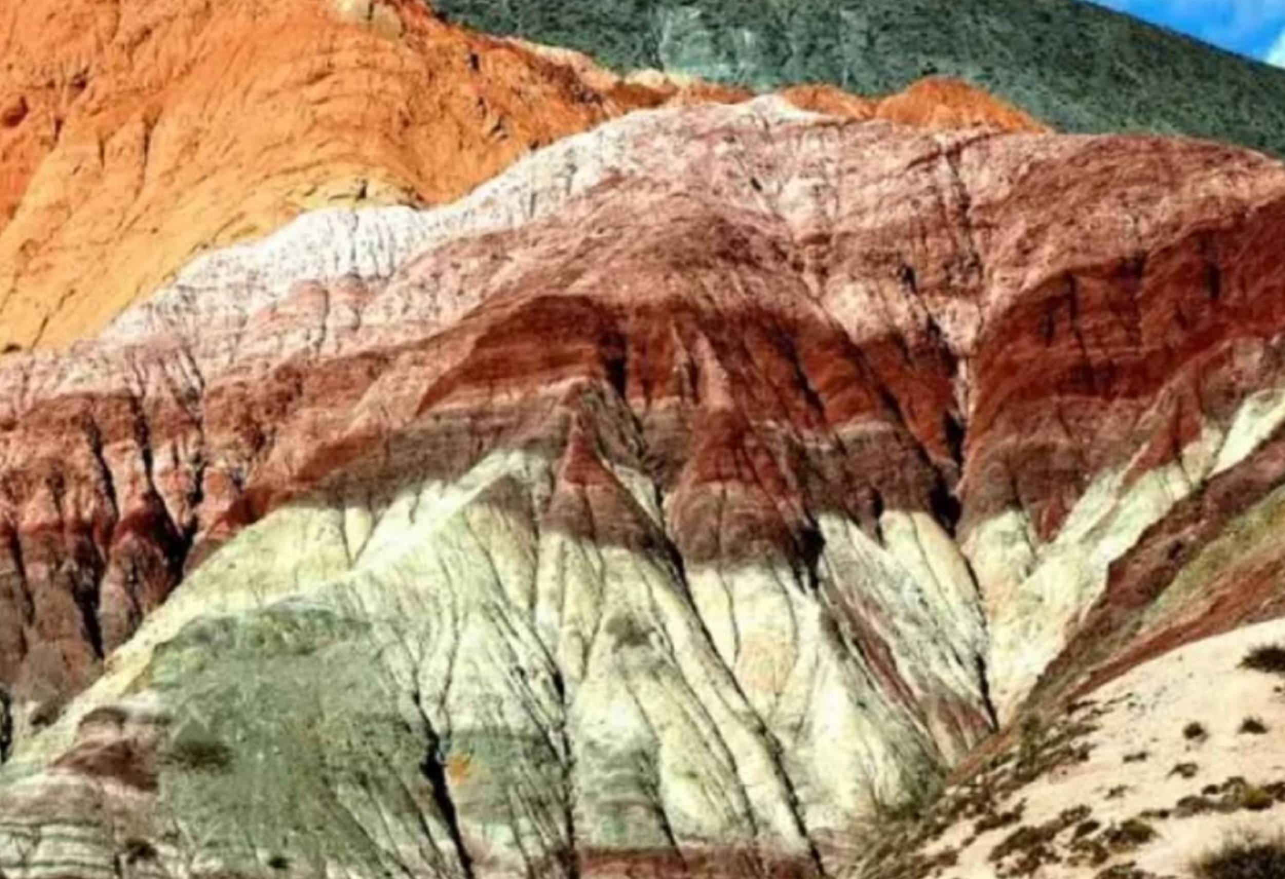 Cerro de los Siete Colores en Purmamarca, con sus capas minerales de colores