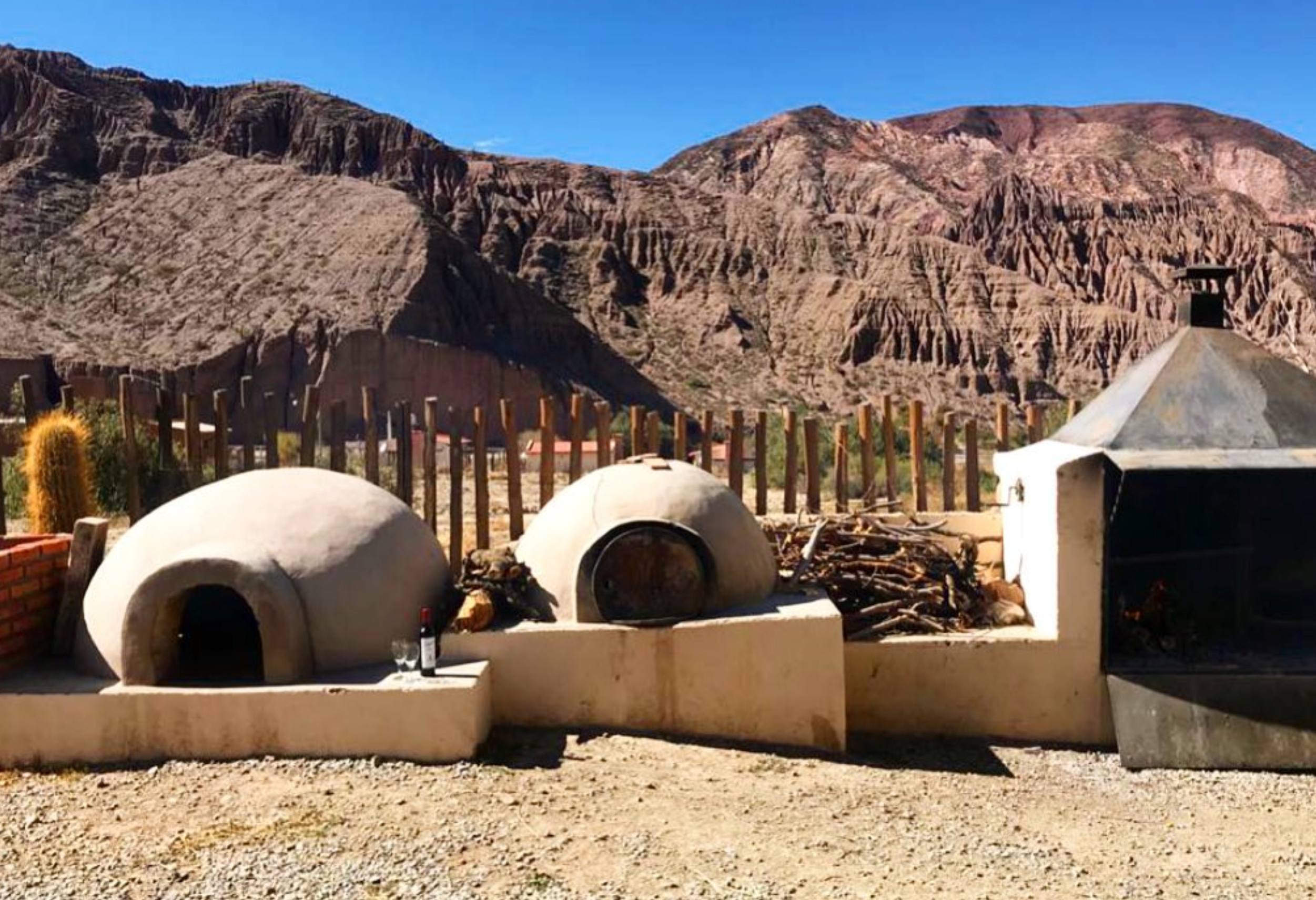 Hornos de barro y parrilla al aire libre frente a la montaña